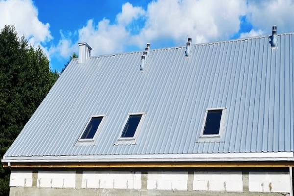Jasny dach na budynku gospodarczym